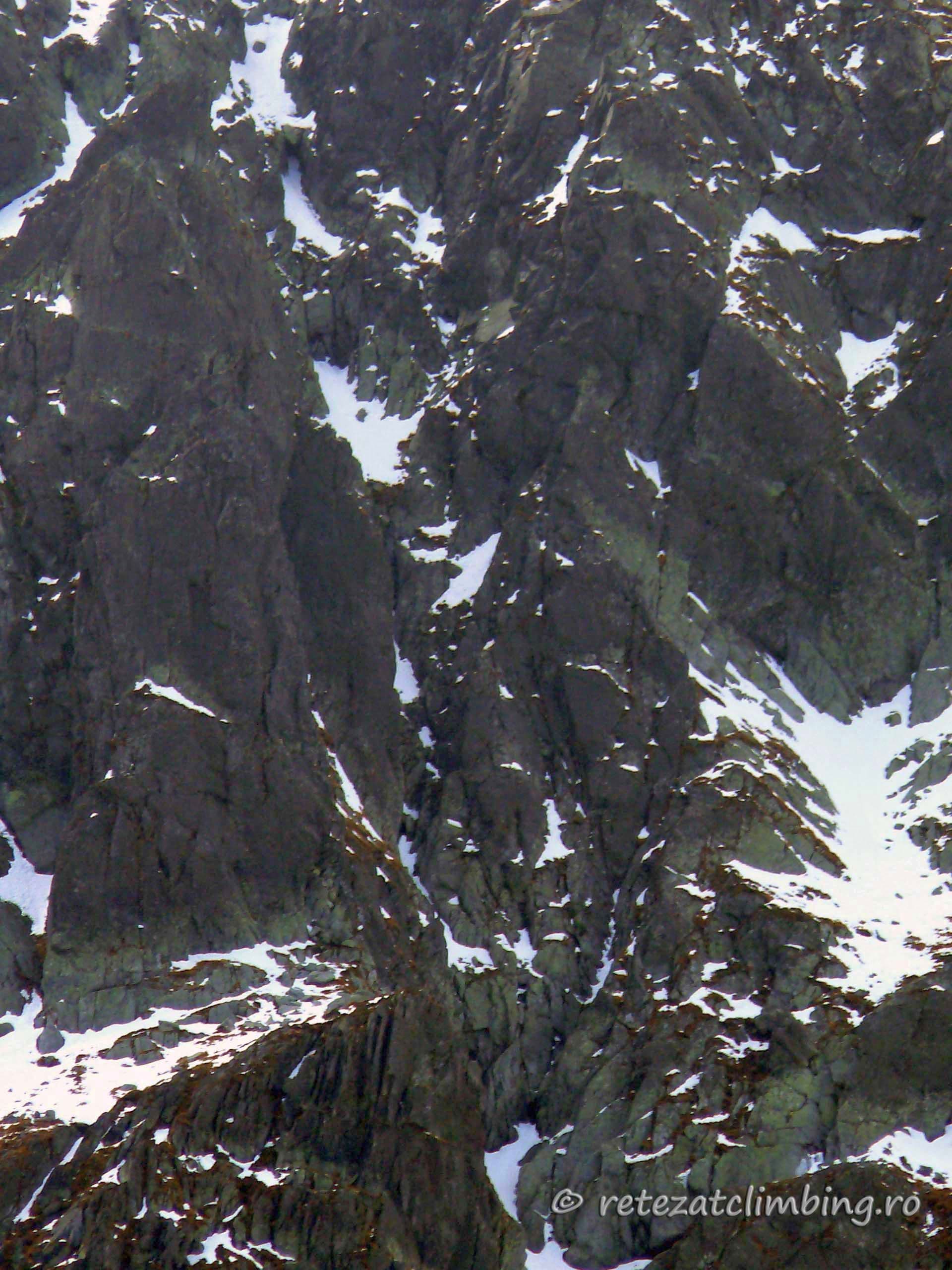 Primele lungimi. Sursă foto: retezatclimbing.ro Primele lungimi. Sursă foto: retezatclimbing.ro