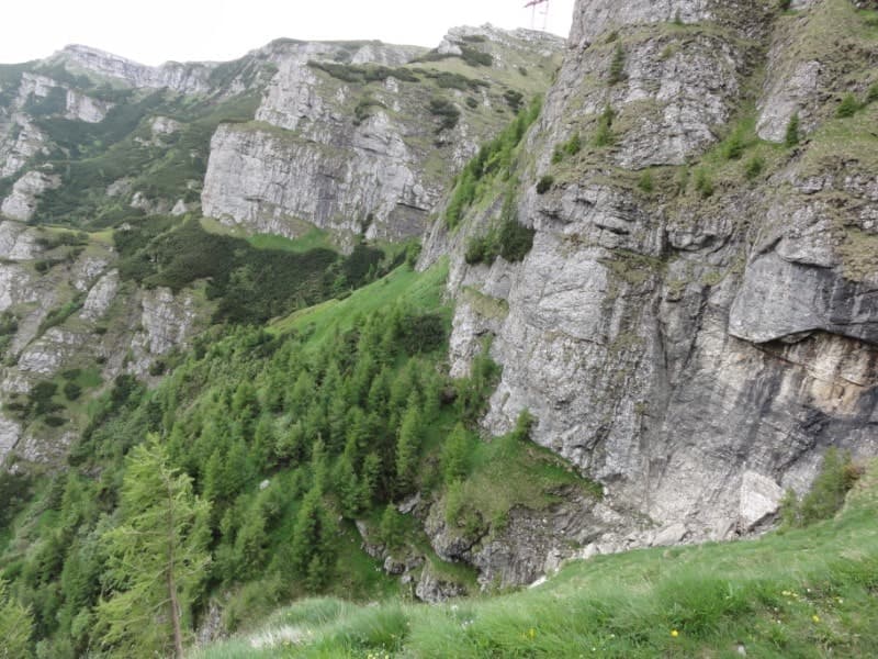 Intrarea în Brâul de Sus al Jepilor. Sursă: Rupi Intrarea în Brâul de Sus al Jepilor. Sursă: Rupi