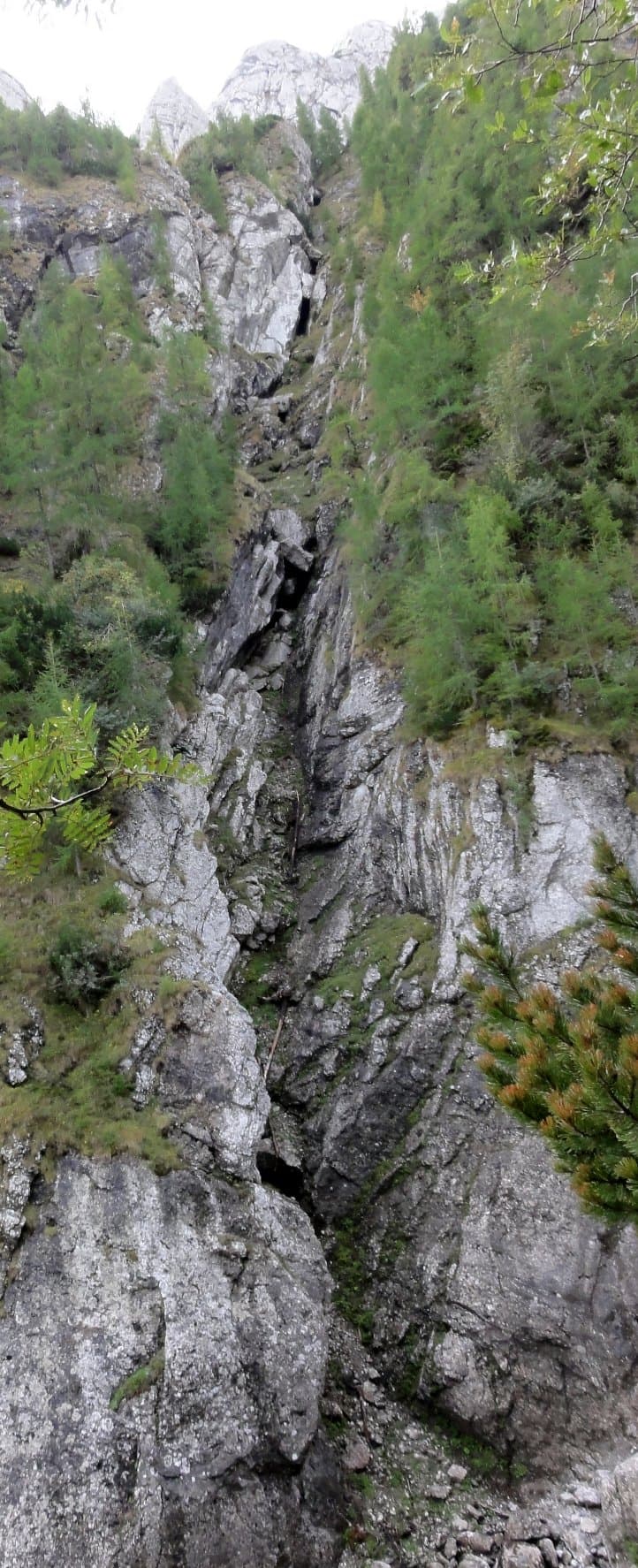 Valcelul Pieziș, vedere de la intrarea în Brâna Caprelor. Sursă foto: Rupi (2013)) Valcelul Pieziș, vedere de la intrarea în Brâna Caprelor. Sursă foto: Rupi (2013))