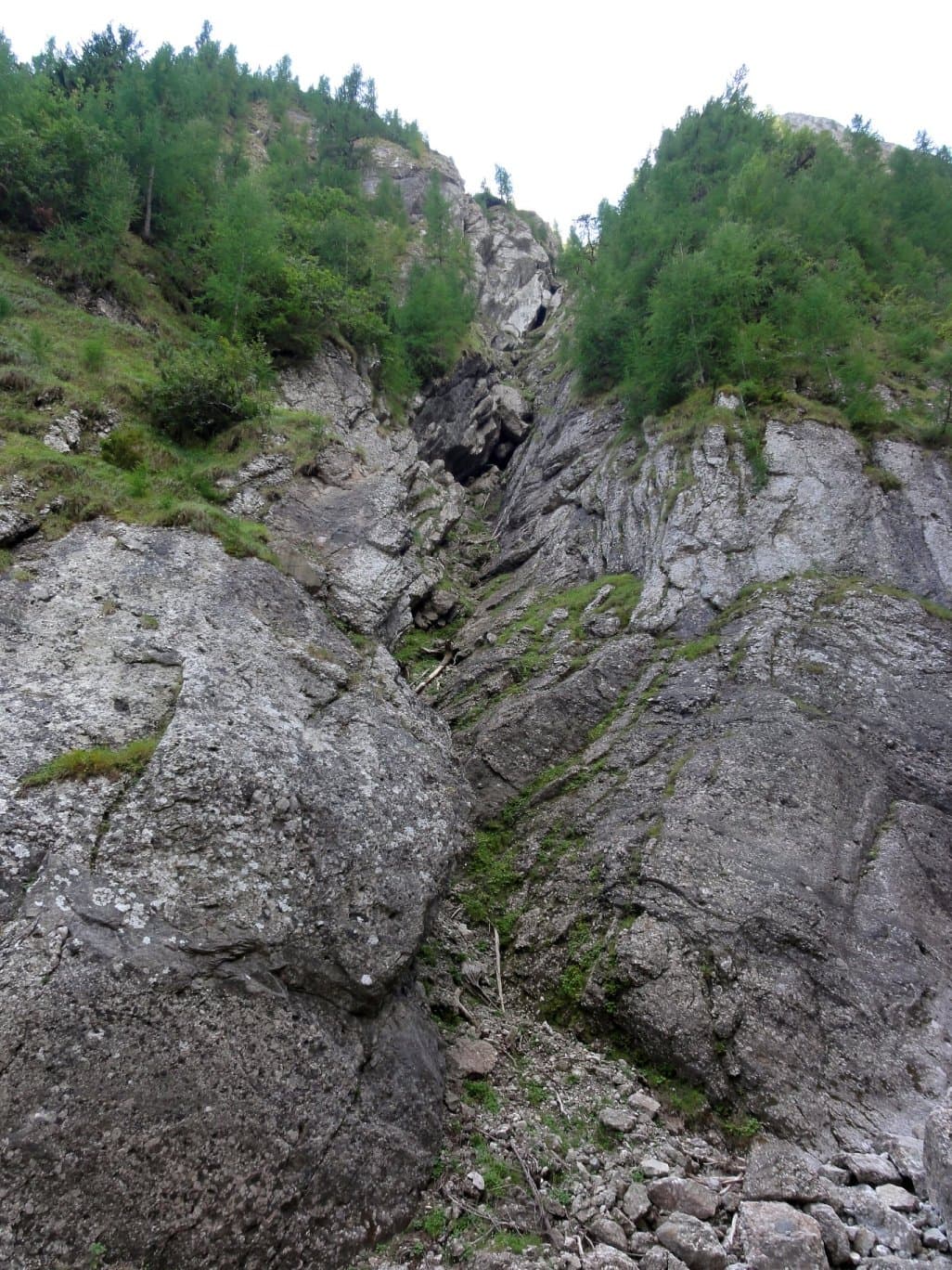 Vedere din Valea Mălinului. Sursă foto: Rupi (2016) Vedere din Valea Mălinului. Sursă foto: Rupi (2016)