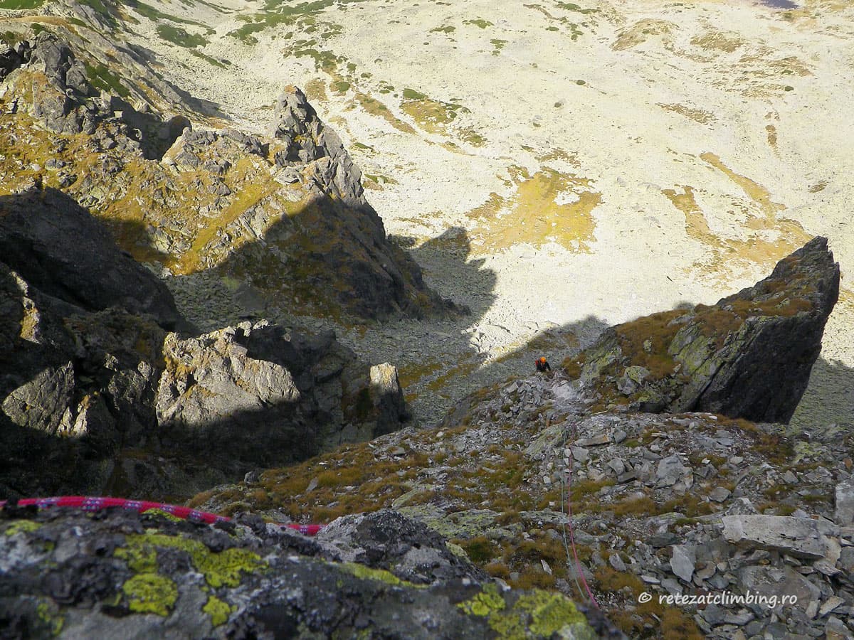 Pe lungimea 3. Sursă foto: retezatclimbing.ro Pe lungimea 3. Sursă foto: retezatclimbing.ro