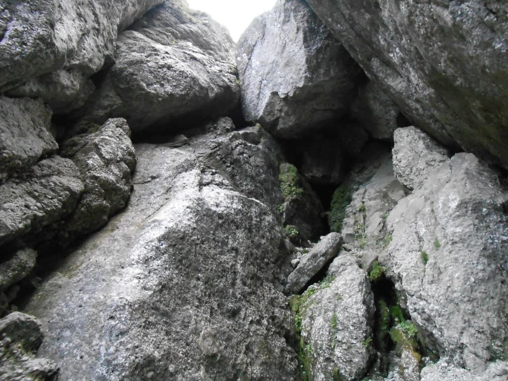 În stânga varianta pitonată, în dreapta varianta mai ușoară prin tunel. Sursă foto: Rupi În stânga varianta pitonată, în dreapta varianta mai ușoară prin tunel. Sursă foto: Rupi
