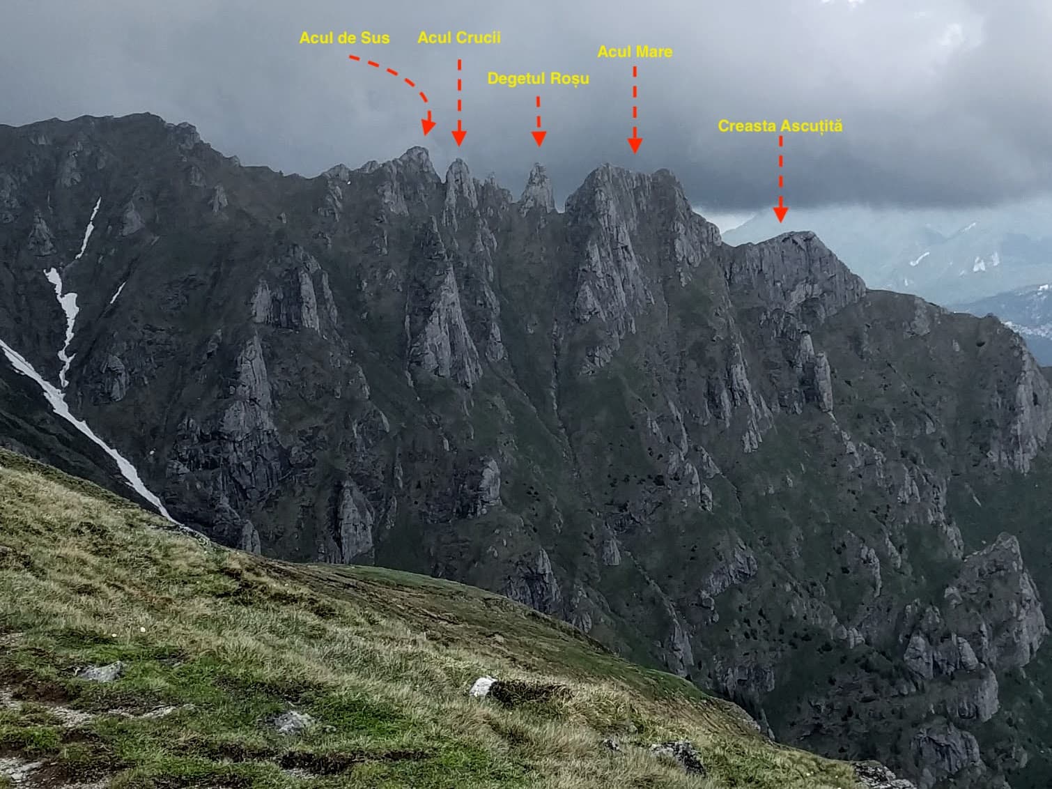 Acele Morarului văzute din Valea Cerbului. Sursă foto: greuladeal.ro Acele Morarului văzute din Valea Cerbului. Sursă foto: greuladeal.ro