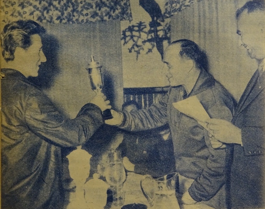 Radu Mănescu, preşedintele Comisiei Centrale de Turism şi Alpinism, înmînează trofeul „Alpiniadei republicane“ pe anul 1962.
