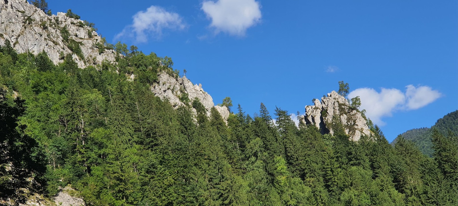 Creasta Fotoreporterului și Santinela Cheii (dreapta). Autor Victor Jalbă-Șoimaru